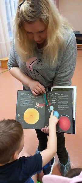 Библиотека Печенга МБКПУ Печенгское МБО Зарядку выполняем солнышко встречаем Библиотекарь показывает звёзды в книге