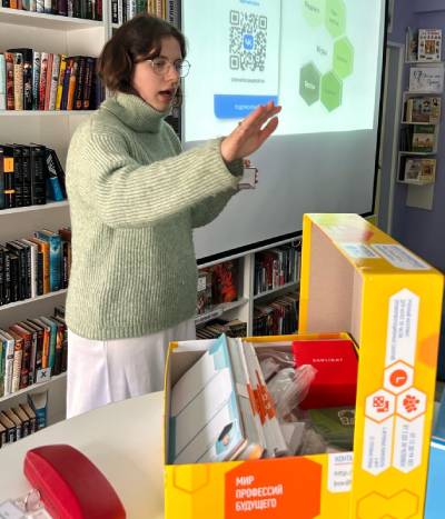 Библиотекарь Рябкова рассказывает школьникам о проекте КУРС