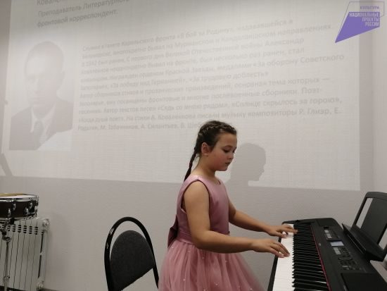 Куницына Ника исполняет композицию Полюшко поле на фестивале Над Печенгой заря