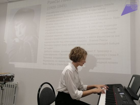 Юлия Скрипина исполняет на фортепиано композицию Осенний вальс на фестивале Над Печенгой заря ф1