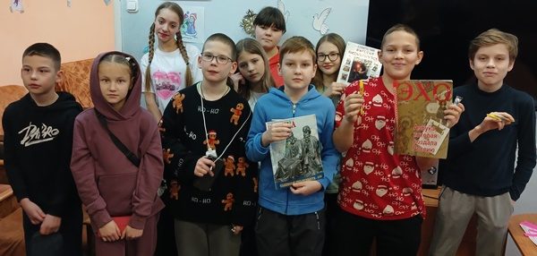 МБКПУ ПМБО Участники турнира знатоков русского языка стоят с книгами