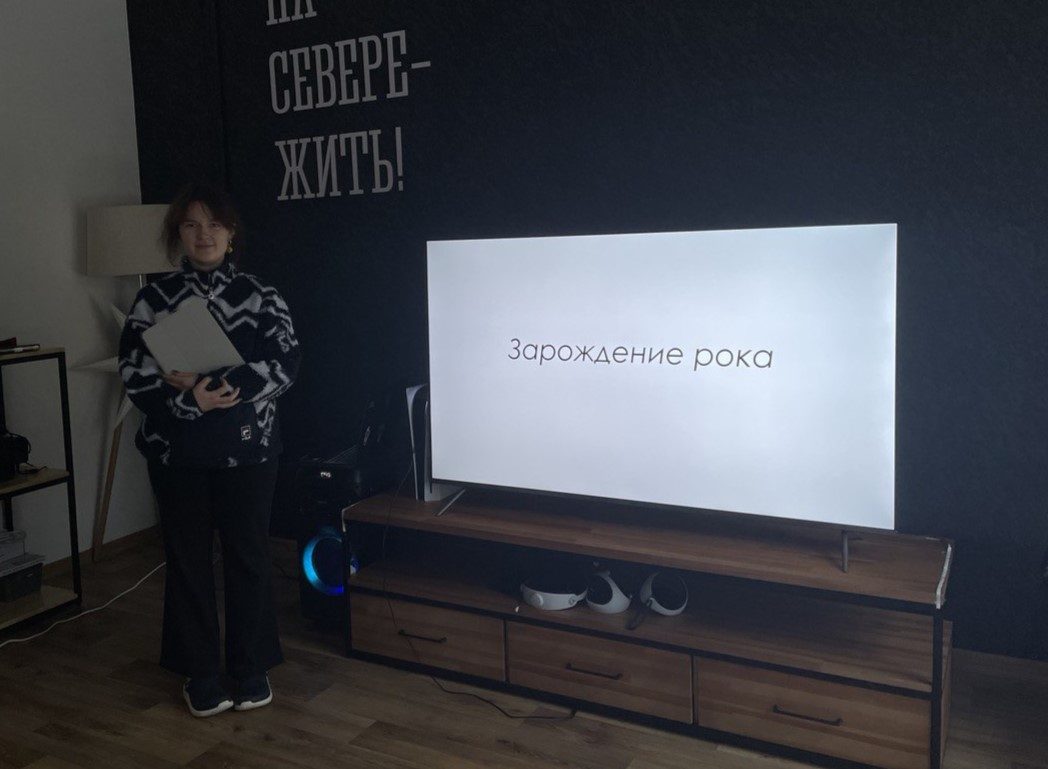 МБКПУ Печенгское МБО библиотекарь стоит у телевизора