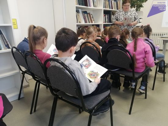 Ребята знакомятся с новыми детскими книгами в Библиотеке РОСТа
