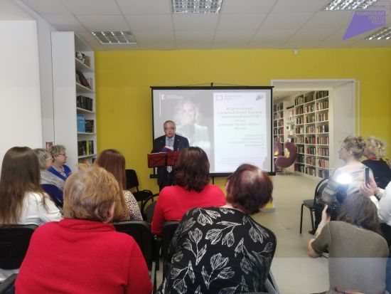 Поэт Николай Васильев читает свои стихотворения в Библиотеке РОСТа в рамках концерта 