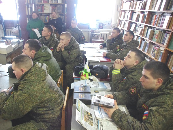 Библиотека Печенга МБКПУ Печенгское МБО Слова особого назначения Военнослужащие по призыву слушают историю праздника