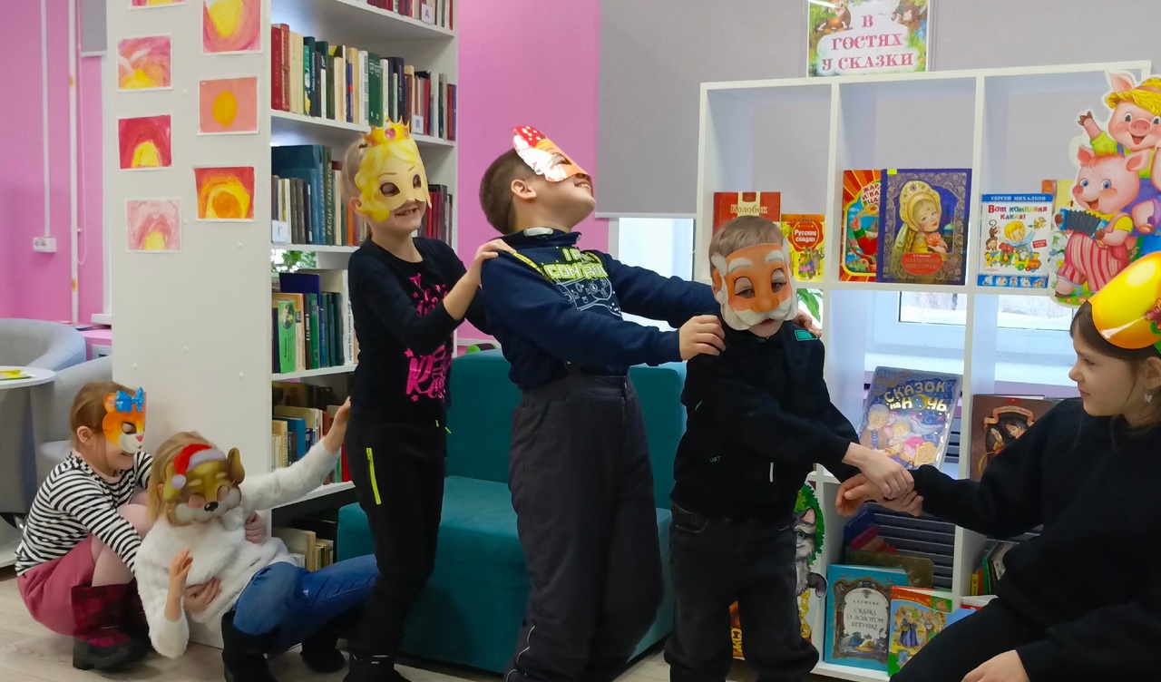 В гостях у сказки Дети играют в масках