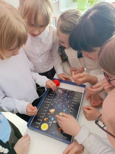 Дети играют в космическую игру